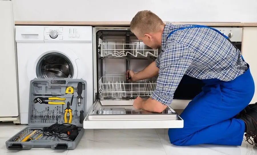 Foça Maytag servisi teknisyen ekibi beyaz eşya tamiri yaparken